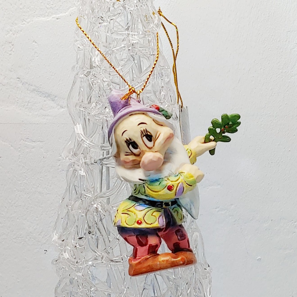 Zwergfigur „Shy“ zum Aufhängen am Weihnachtsbaum aus der Jim Shore Disney Collection 