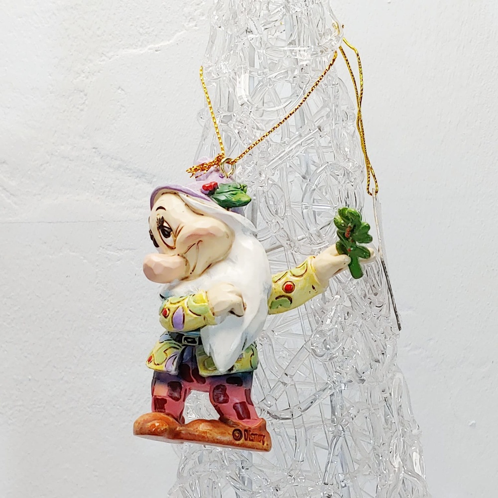 Zwergfigur „Shy“ zum Aufhängen am Weihnachtsbaum aus der Jim Shore Disney Collection 