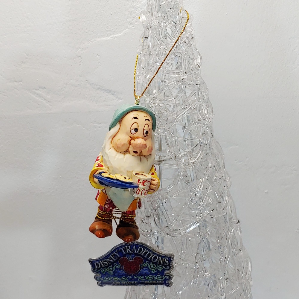 Zwergfigur „Sleepy“ zum Aufhängen am Weihnachtsbaum aus der Jim Shore Disney Collection 