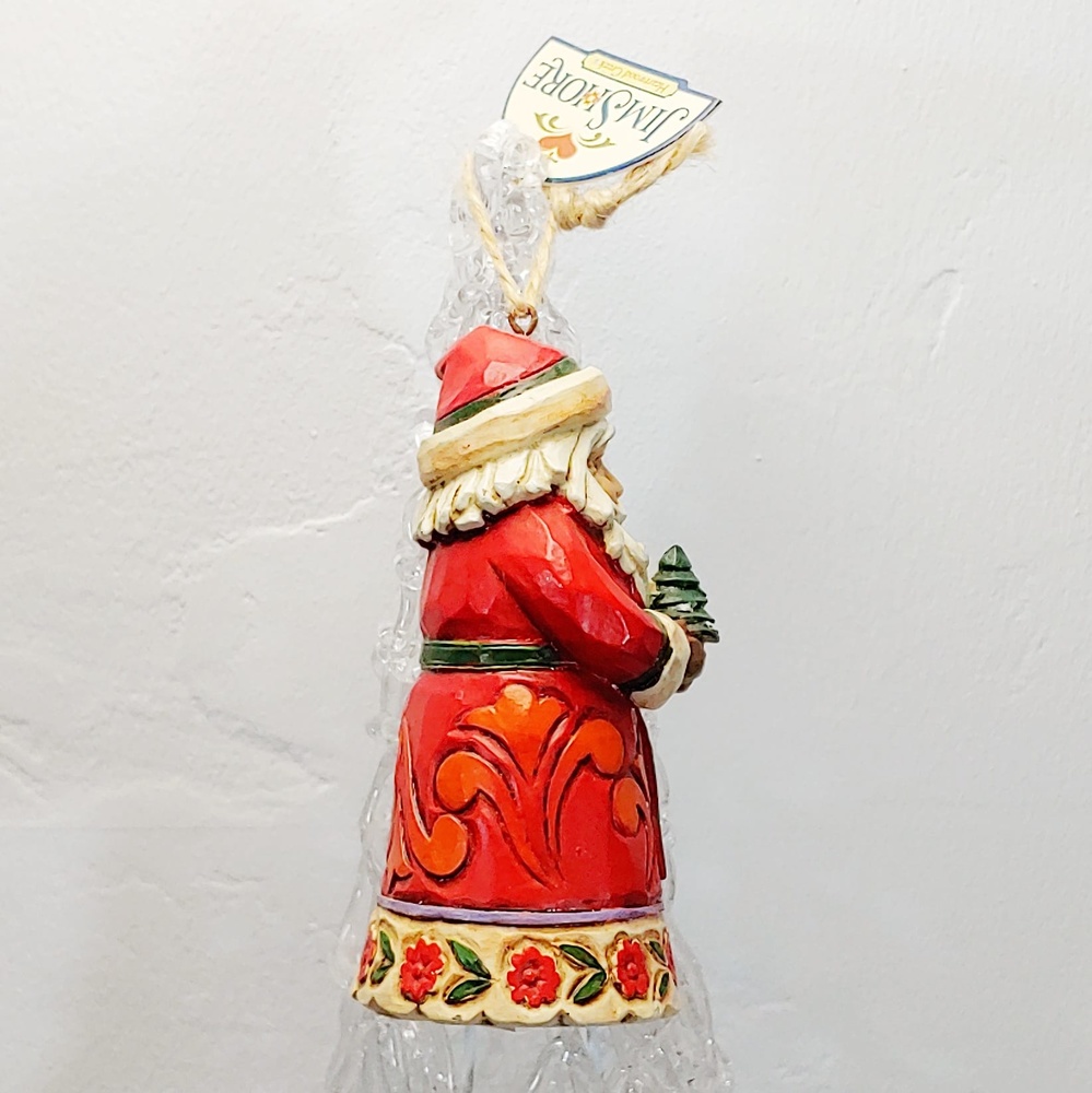 Hängender Weihnachtsschmuck „Weihnachtsmann mit Minibaum“ Jim Shore – Temasarte Weihnachtskollektion 