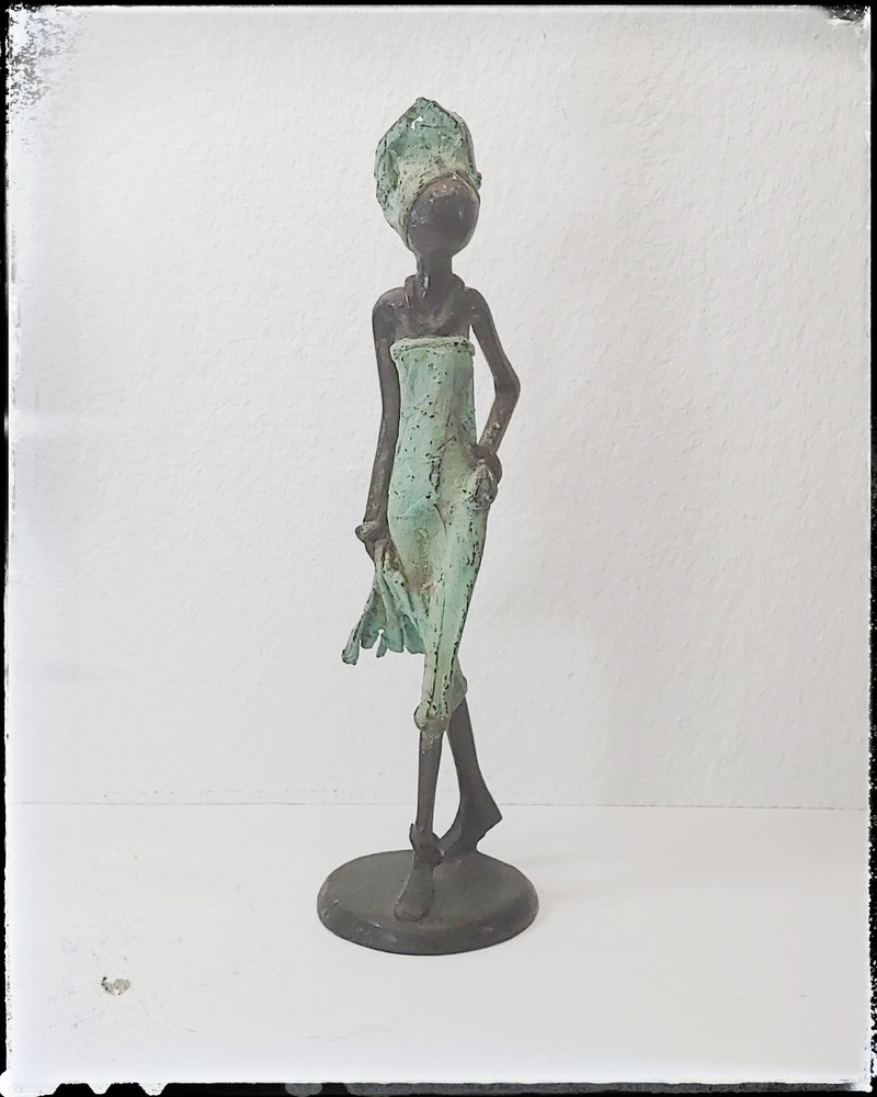 African Bronzes from Burkina Faso - African Bronze Crafts - Walking Woman - 1b- Temasarte 