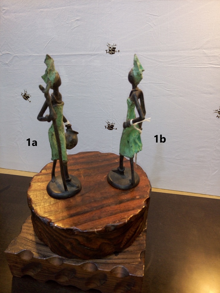 Afrikanische Bronzefiguren - Frau mit Wasserkrug und Frau für einen Spaziergang 