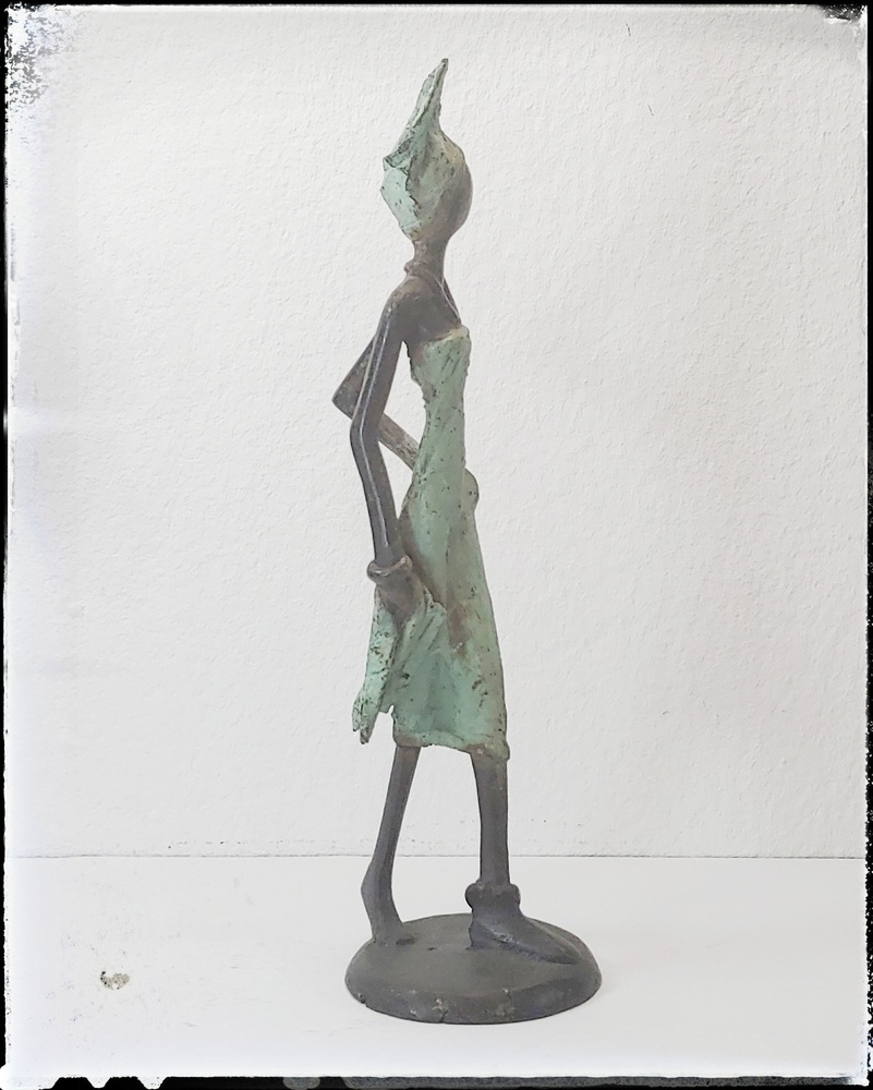 Afrikanische Bronzen aus Burkina Faso - Afrikanisches Bronzehandwerk - Gehende Frau - 1b- Temasarte 