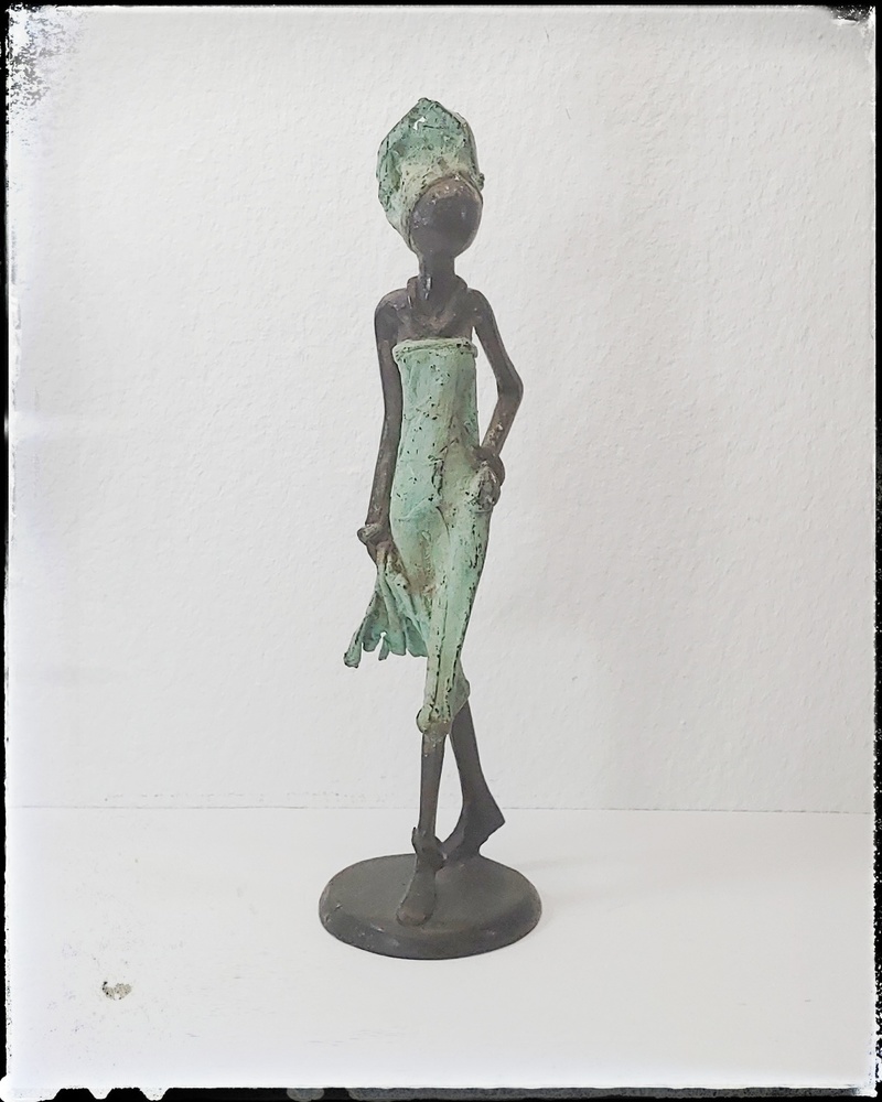 Afrikanische Bronzen aus Burkina Faso - Afrikanisches Bronzehandwerk - Gehende Frau - 1b- Temasarte 