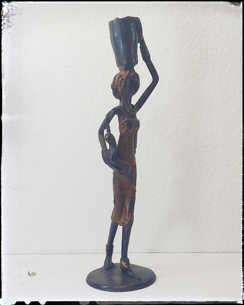 Afrikanische Bronzen aus Burkina Faso - Afrikanisches Bronzehandwerk - Gehende Frau - 15b- Temasarte 