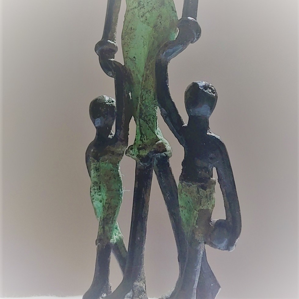 Afrikanische Frauen mit Kindern oder tanzende afrikanische Bronzen 