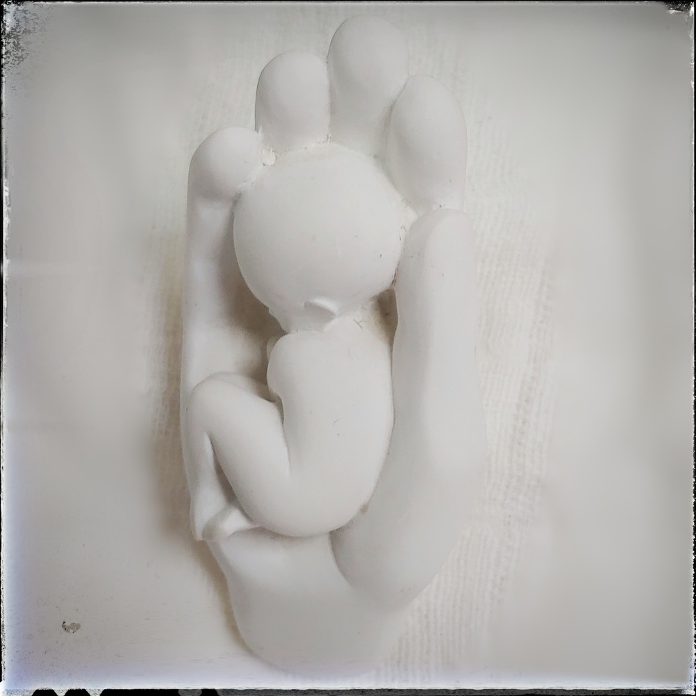 Bebé en mano blanco -Día de la madre 