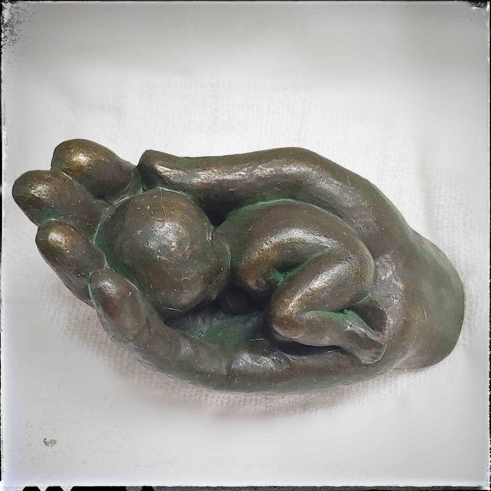 Bebé en mano bronce -Día de la madre 