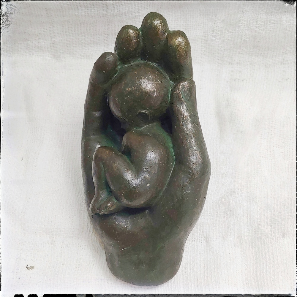 Bebé en mano bronce -Día de la madre 