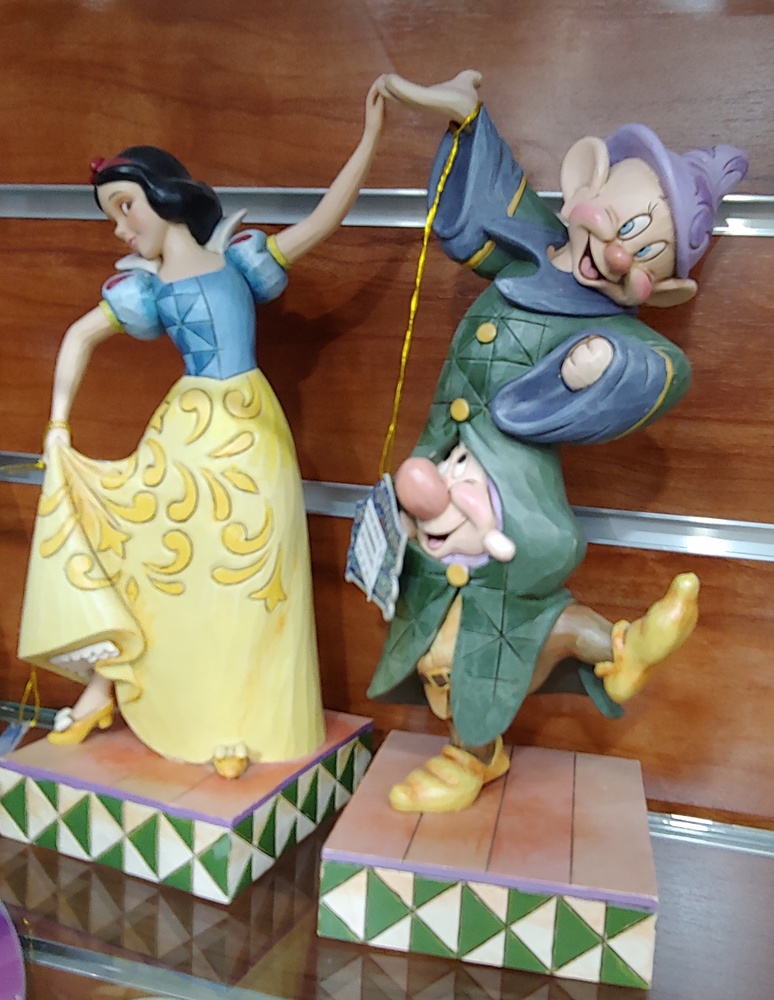 Blancanieves bailando con Mudito y Estornudos - Colecciones de Disney 