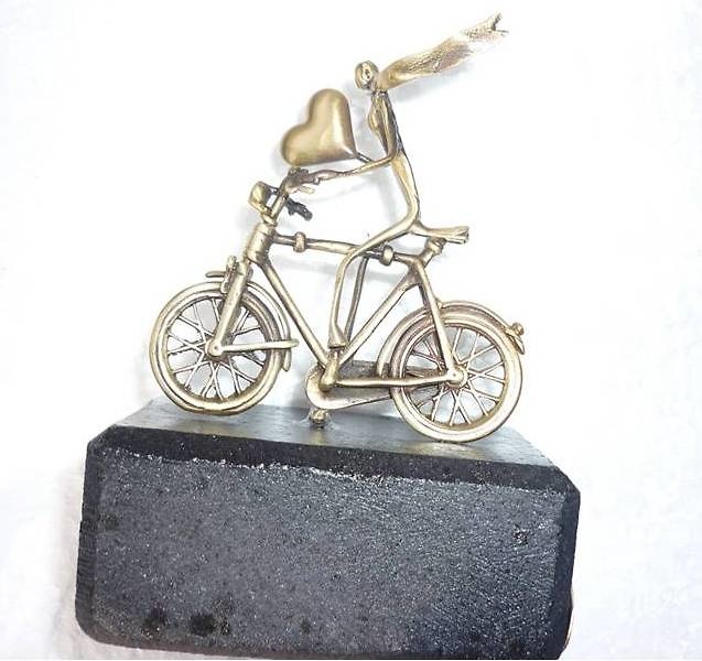 Bronzeskulptur auf Lava 