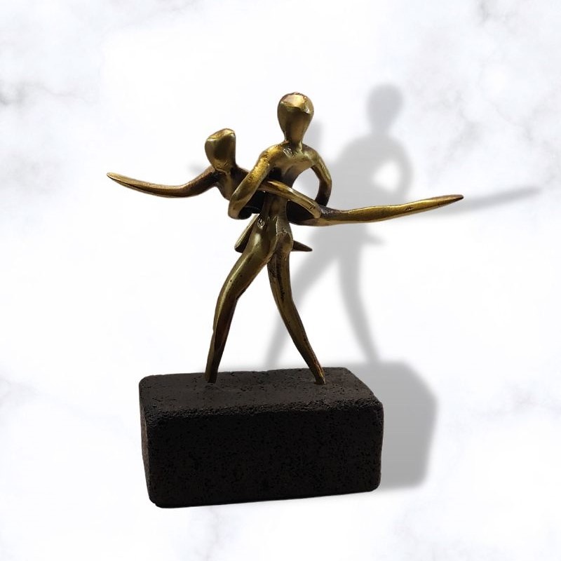 Bronzeskulptur auf Lava 