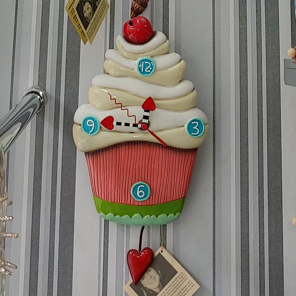 Cupcake Clock Pendular 133 - Punctual items. 