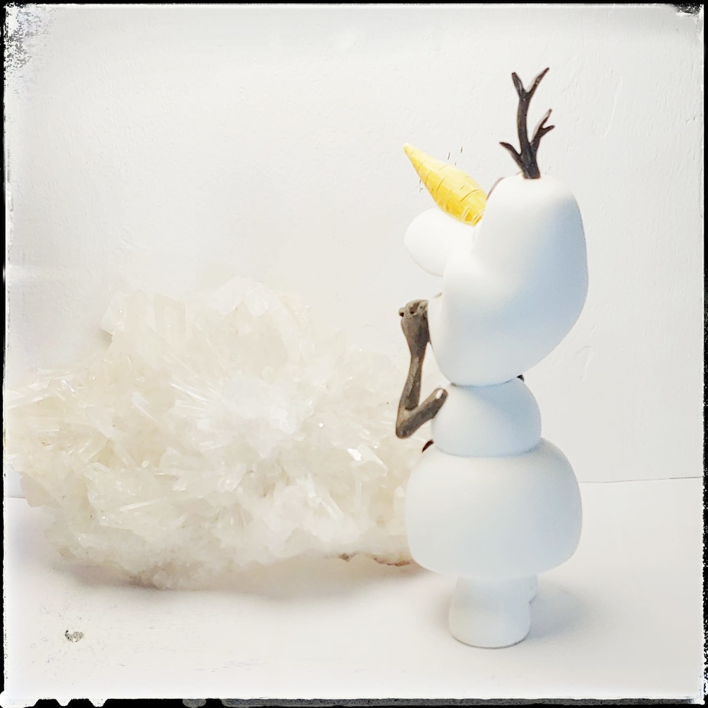 Polychrome Harzfigur von Olaf „Magical Snowman“ aus dem Disney-Film „Die Eiskönigin“. In der Temasarte Disney Collection enthalten. 