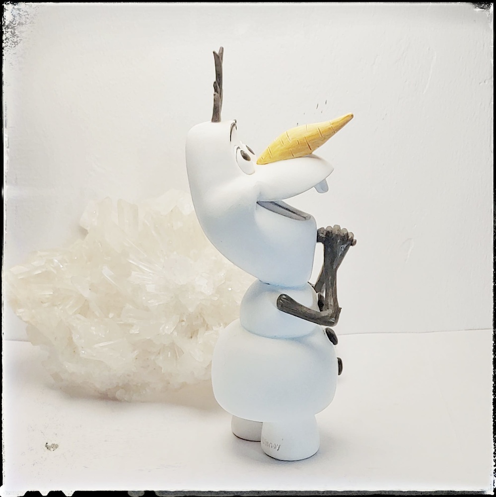 Polychrome Harzfigur von Olaf „Magical Snowman“ aus dem Disney-Film „Die Eiskönigin“. In der Temasarte Disney Collection enthalten. 