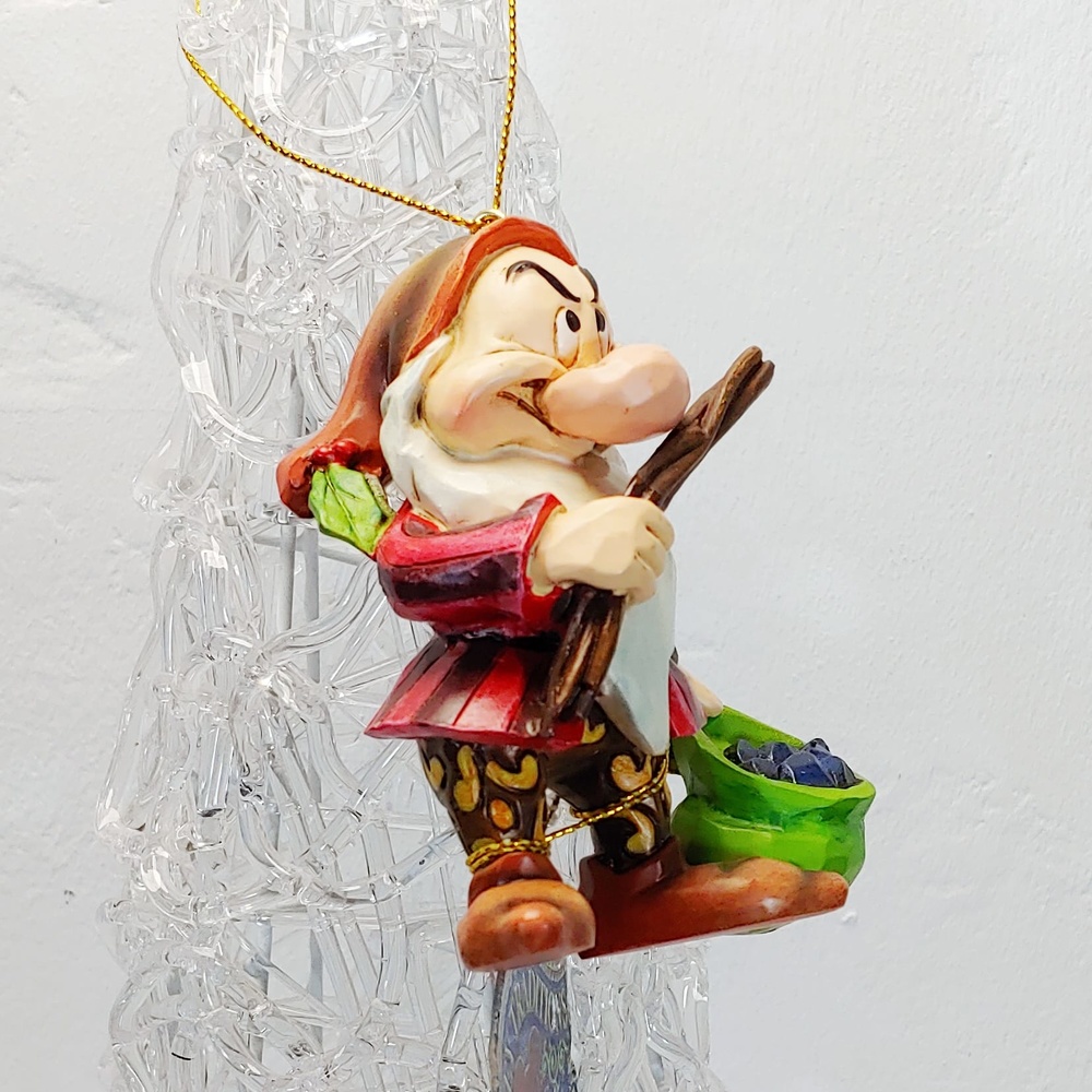 Grumpy Dwarf Figur hängt am Weihnachtsbaum aus der Jim Shore Disney Collection 