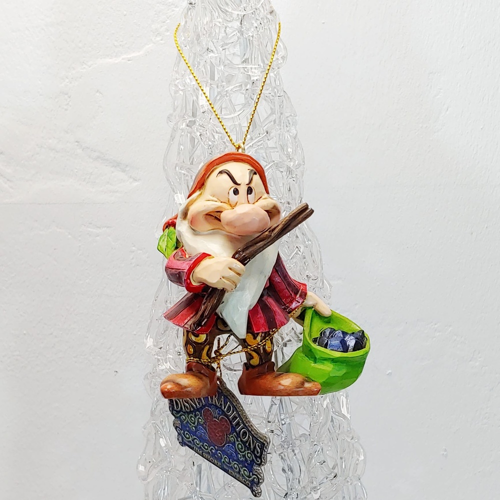 Grumpy Dwarf Figur hängt am Weihnachtsbaum aus der Jim Shore Disney Collection 