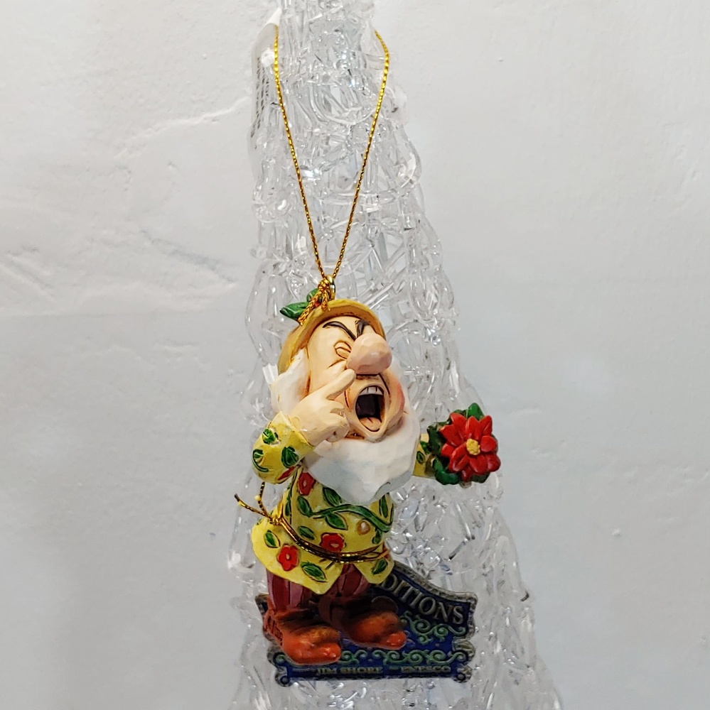 Hängendes Ornament „Sneeze“, Jim Shore – Disney-Kollektionen -  Sammlerstücke, ,stilvolle GESCHENKE kunsthandwerkliche Verarbeitung, Disney  Sammlungen, Sammlerstücke, ,stilvolle GESCHENKE kunsthandwerkliche  Verarbeitung, Weihnachtskollektion - T-mas