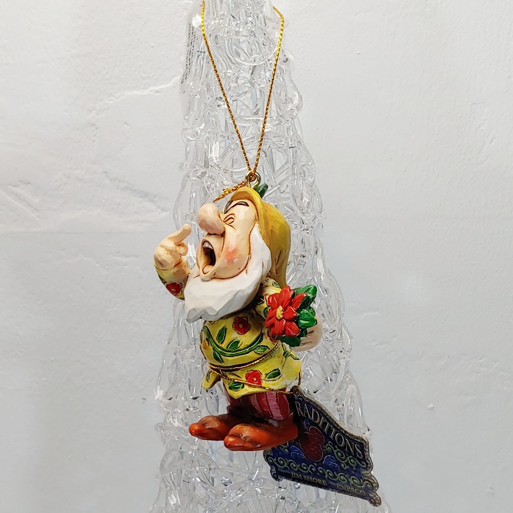 Zwergfigur „Sneeze“ zum Aufhängen am Weihnachtsbaum aus der Jim Shore Disney Collection 