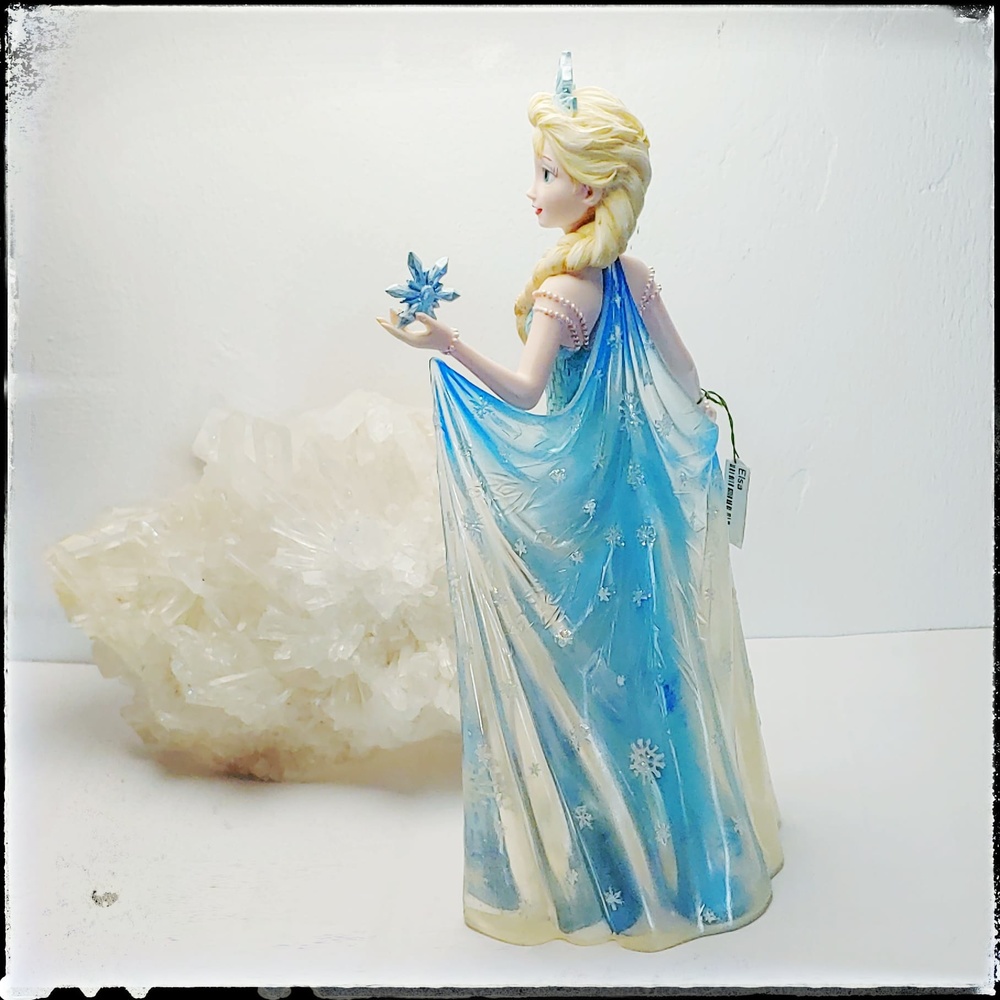 Polychrome resin figure of Elsa, from the Disney Frozen movie. Included in the Temasarte Disney collection. 