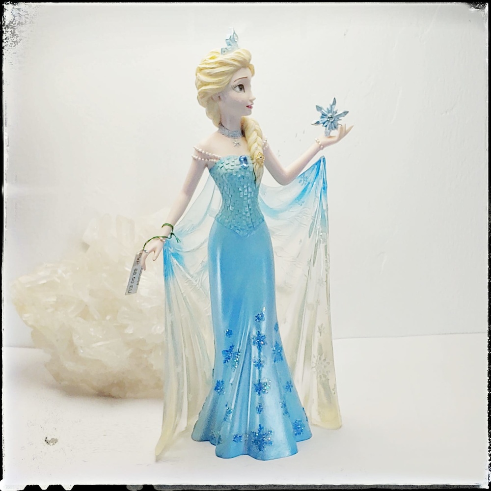 Polychrome resin figure of Elsa, from the Disney Frozen movie. Included in the Temasarte Disney collection. 