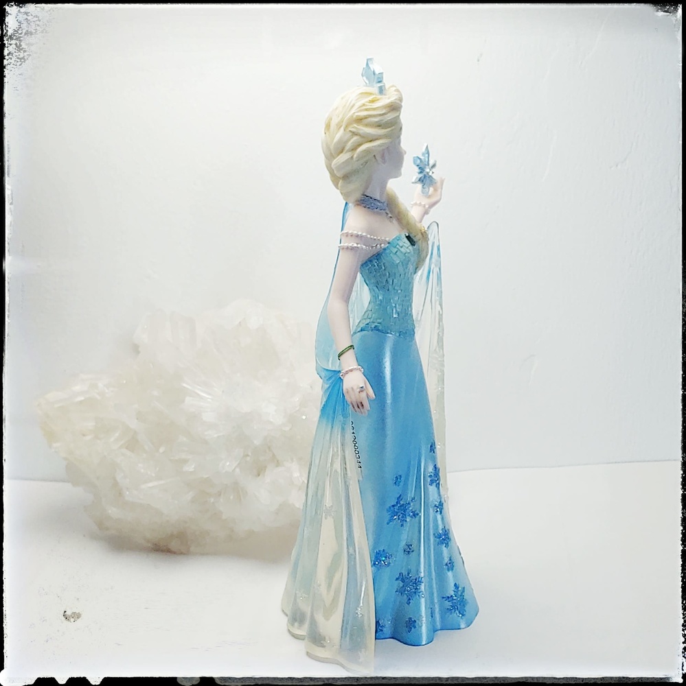 Polychrome resin figure of Elsa, from the Disney Frozen movie. Included in the Temasarte Disney collection. 