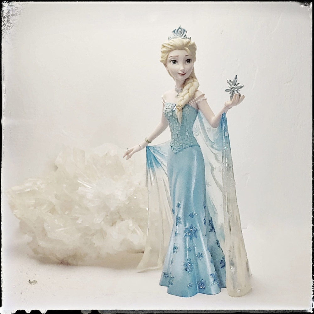 Polychrome resin figure of Elsa, from the Disney Frozen movie. Included in the Temasarte Disney collection. 