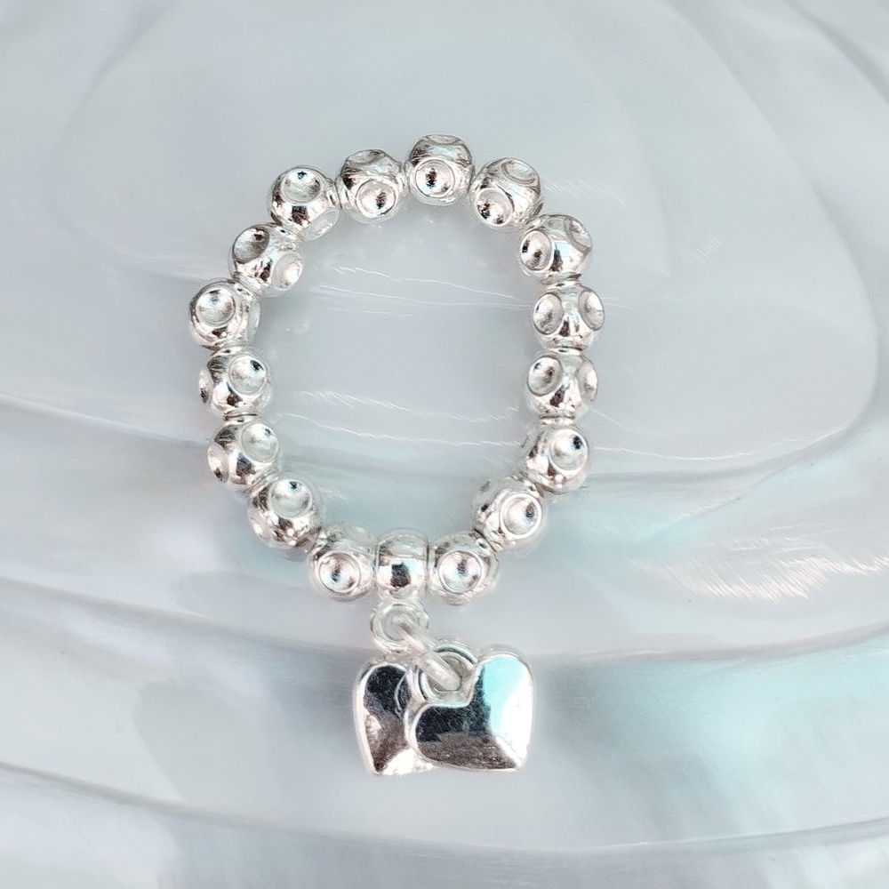 LO81011 Elastischer Ring mit gewellten Kugeln und 2 hängenden Herzen, versilberter Schmuck von Temasarte Vestopazzo Canarias. T-mas, Kunst und Geschenke 