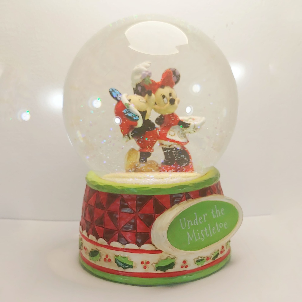Schneekugel „Under the Mistletoe“, Jim Shore – Weihnachtskollektion - Disney 