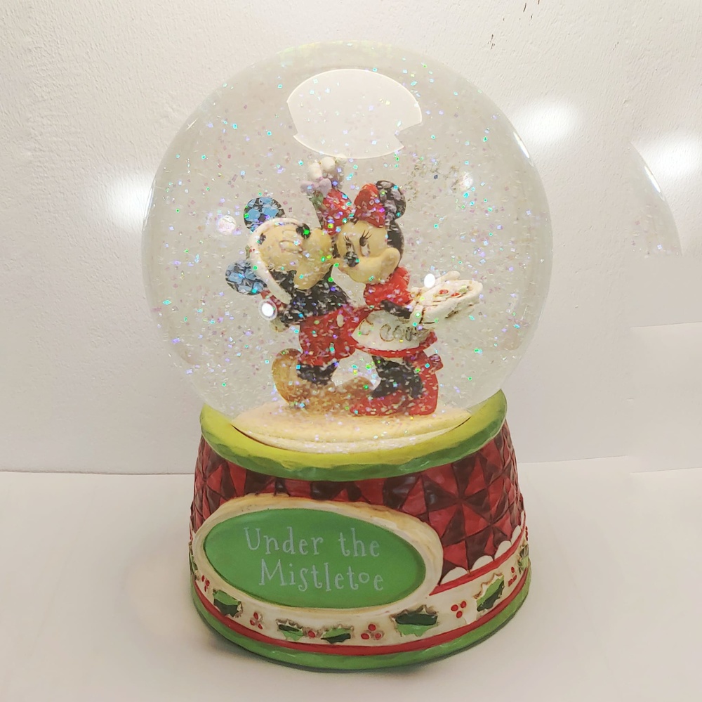 Under the Mistletoe Snow Globe, Jim Shore - Christmas Collection - Disney 