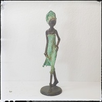 Afrikanische Bronzefiguren - Frau mit Wasserkrug und Frau für einen Spaziergang