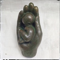 Bebé en mano bronce -Día de la madre