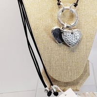 Collar "Aro con 2 corazones" Aluminio y cordón ajustable - Bisutería Vestopazzo.