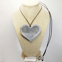 Collar "Corazón hilvanado" Aluminio y cordón ajustable - Bisutería Vestopazzo.