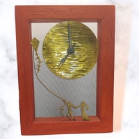 Escultura de bronce en marco con reloj "Al viento" - Sonata Gallery Temasarte