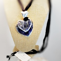 Halskette "Zwei Herzplatten" Aluminium und verstellbares Lycra - Vestopazzo Modeschmuck.