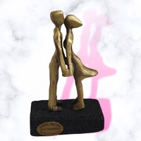 Sonata Gallery - "Kuss" Bronze -Skulptur auf Lava
